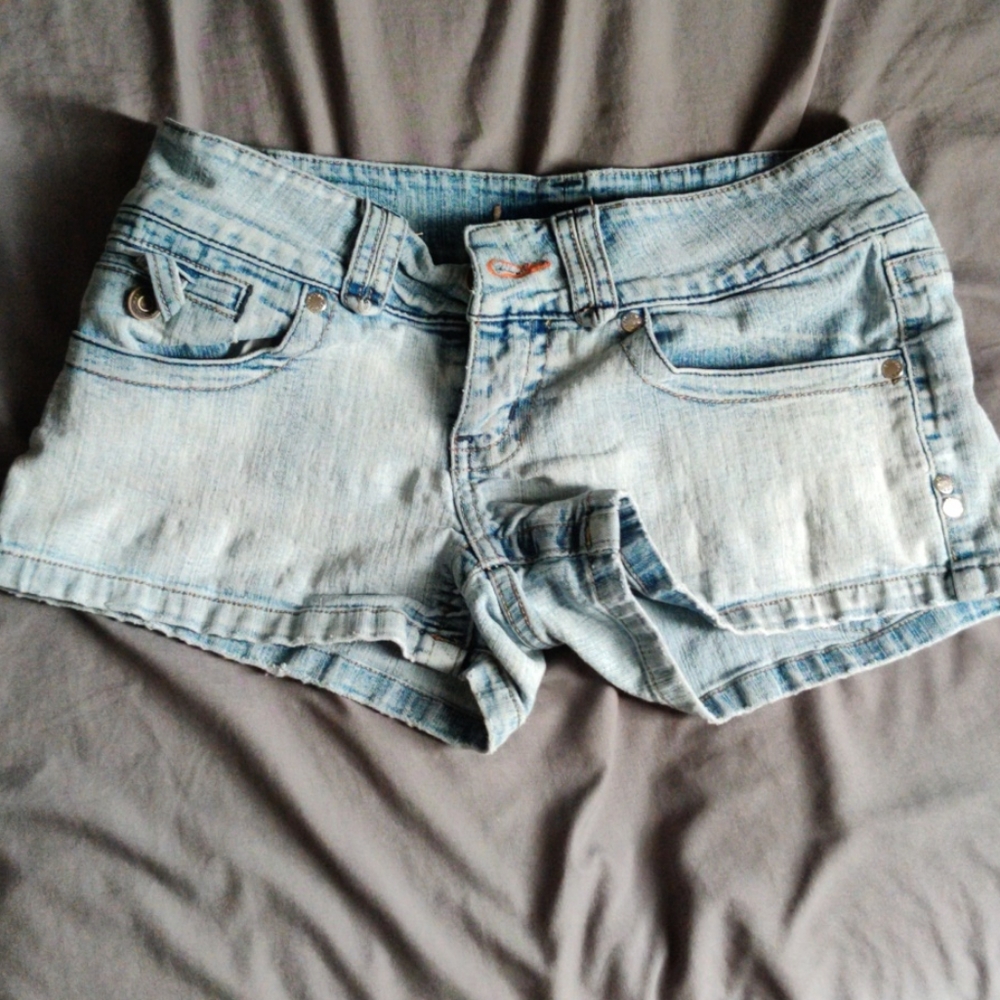 Seven Pockets Bleached light blue jean shorts